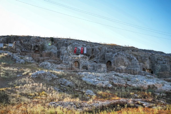 BAKAN ERSOY ADIYAMAN’DA! DEPREMDE HASAR GÖREN CAMİ, MESCİT VE TÜRBE YENİDEN HAYAT BULDU